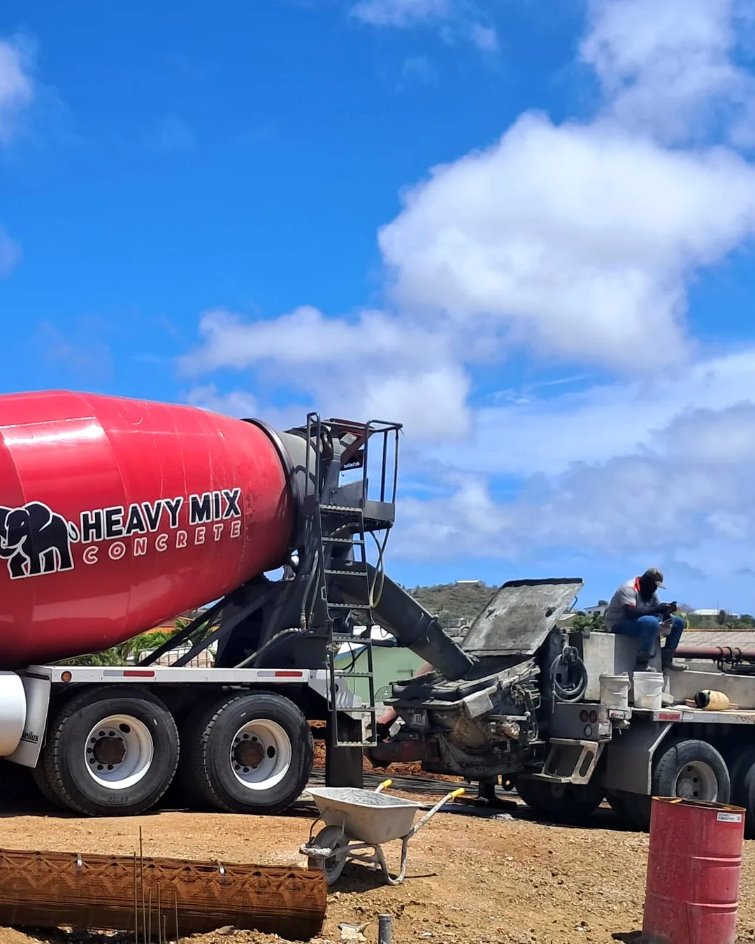 Betonwagen levert beton op de kavel