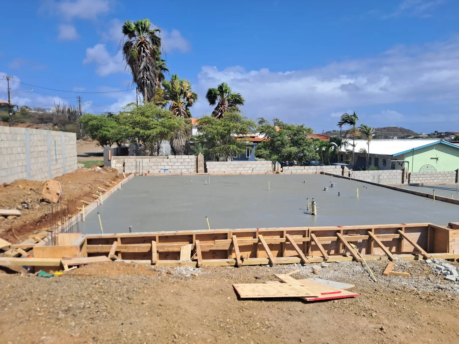 The poured foundation of Villa Mondi